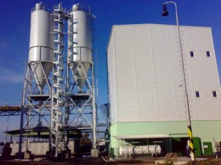 Druckstoßfestes Silo mit blauen Explosionsklappen auf dem Dach
