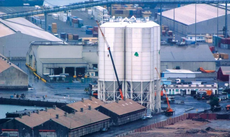 Zementterminal mit geschraubten Silos im Hafen Aden