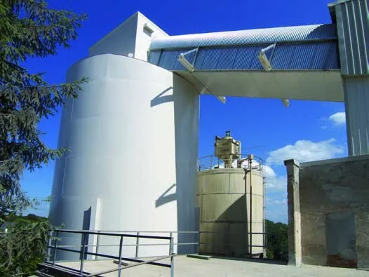 Kalkstein-Puffersilo mit Förderbrücke