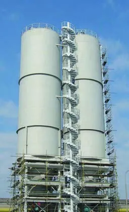 Zwei schlanke Kohlestaubsilos mit außenliegendem Treppenturm