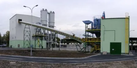 Anlagengebäude mit Silos und schräger Förderbrücke