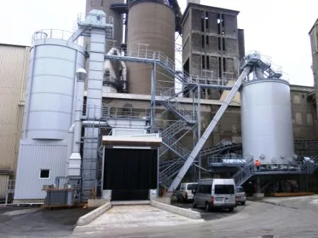 Silo mit Treppenturm, Becherwerk und Filteraufbauten